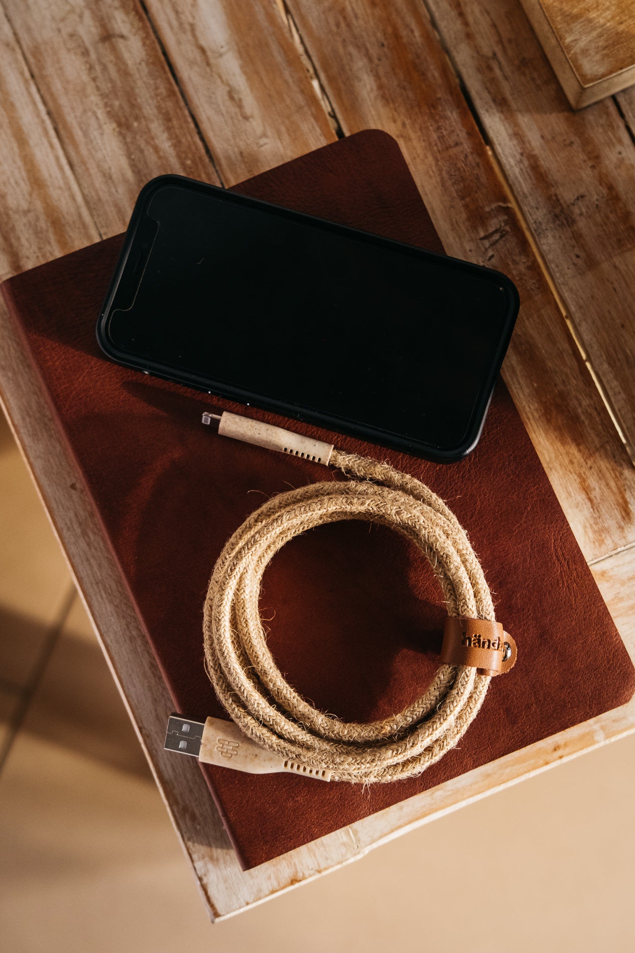 Empresa curitibana lança cabo para smartphone feito de fibra de maconha e trigo