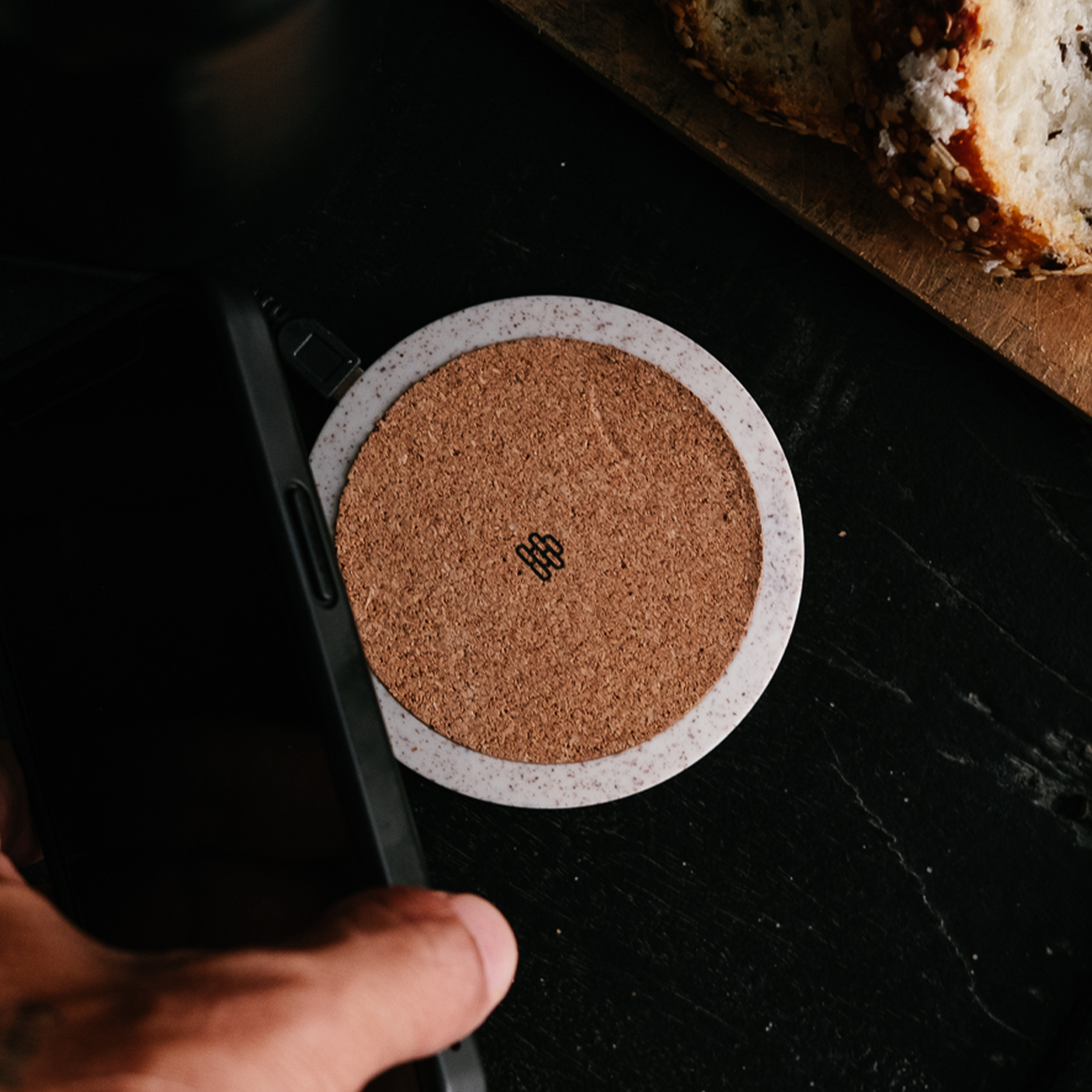 Carregador Sem Fio Eco Cork com Acabamento em Cortiça